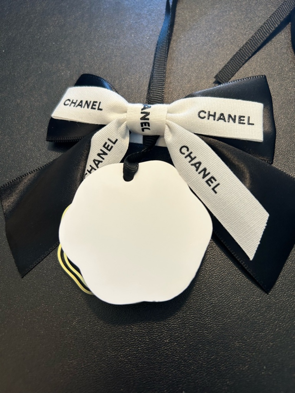 NWOT Chanel Black & White Bow Camellia Aroma Hanging Diffuser comes with box - Picture 3 of 5